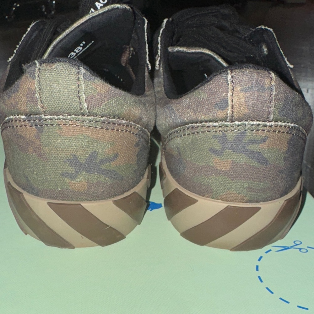Off-White Camouflage Sneakers with Black Accents - Picture 4 of 10